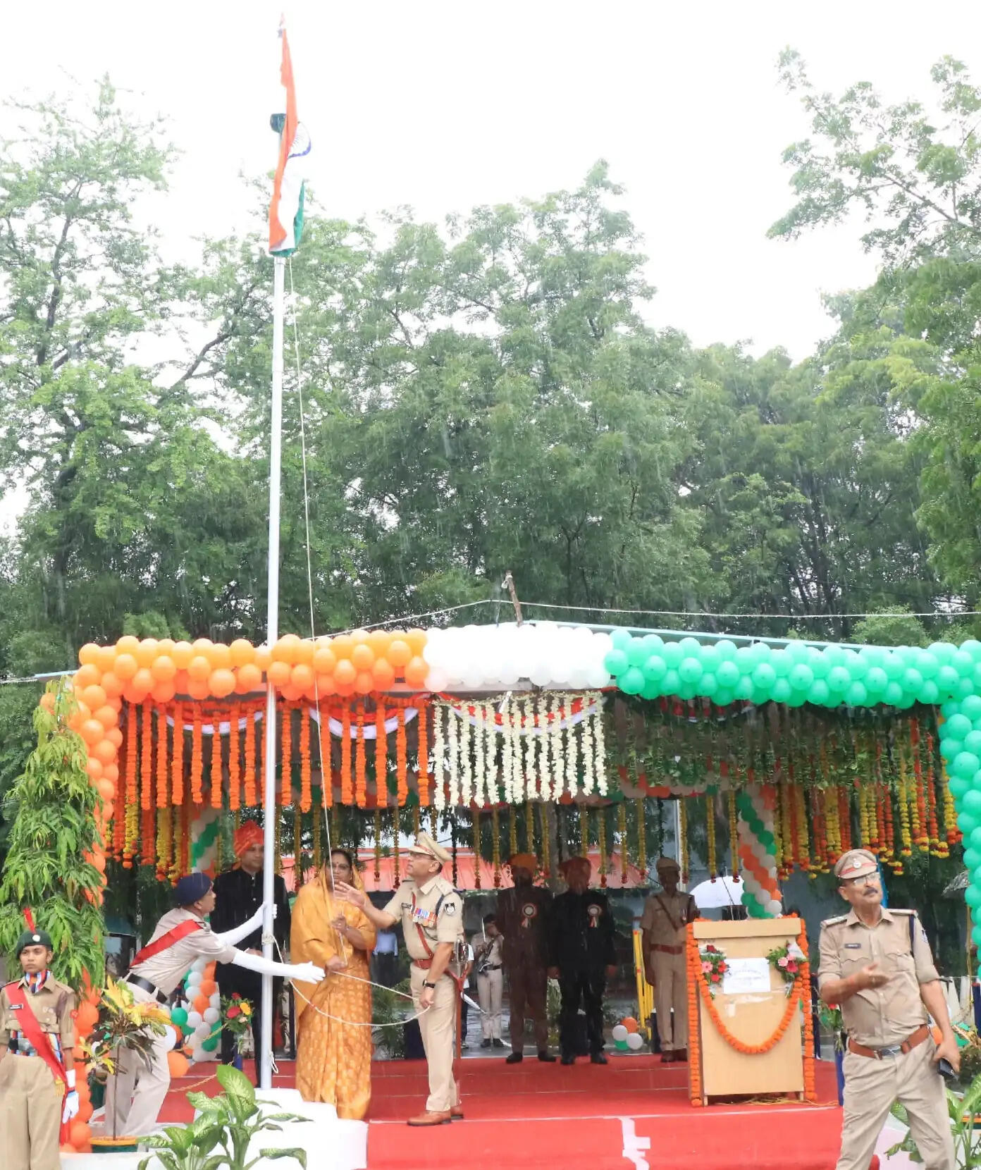 झाबुआ में हर्षोल्लास से मना 80वां स्वतंत्रता दिवस, बूंदाबांदी के बीच दिखी संस्कृति की झलक
