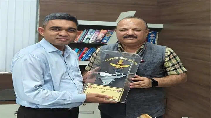 सशस्त्र सेना झंडा दिवस: राज्यपाल ने भोपाल कलेक्टर को प्रशिस्ति पत्र एवं स्मृति चिन्ह से सम्मानित