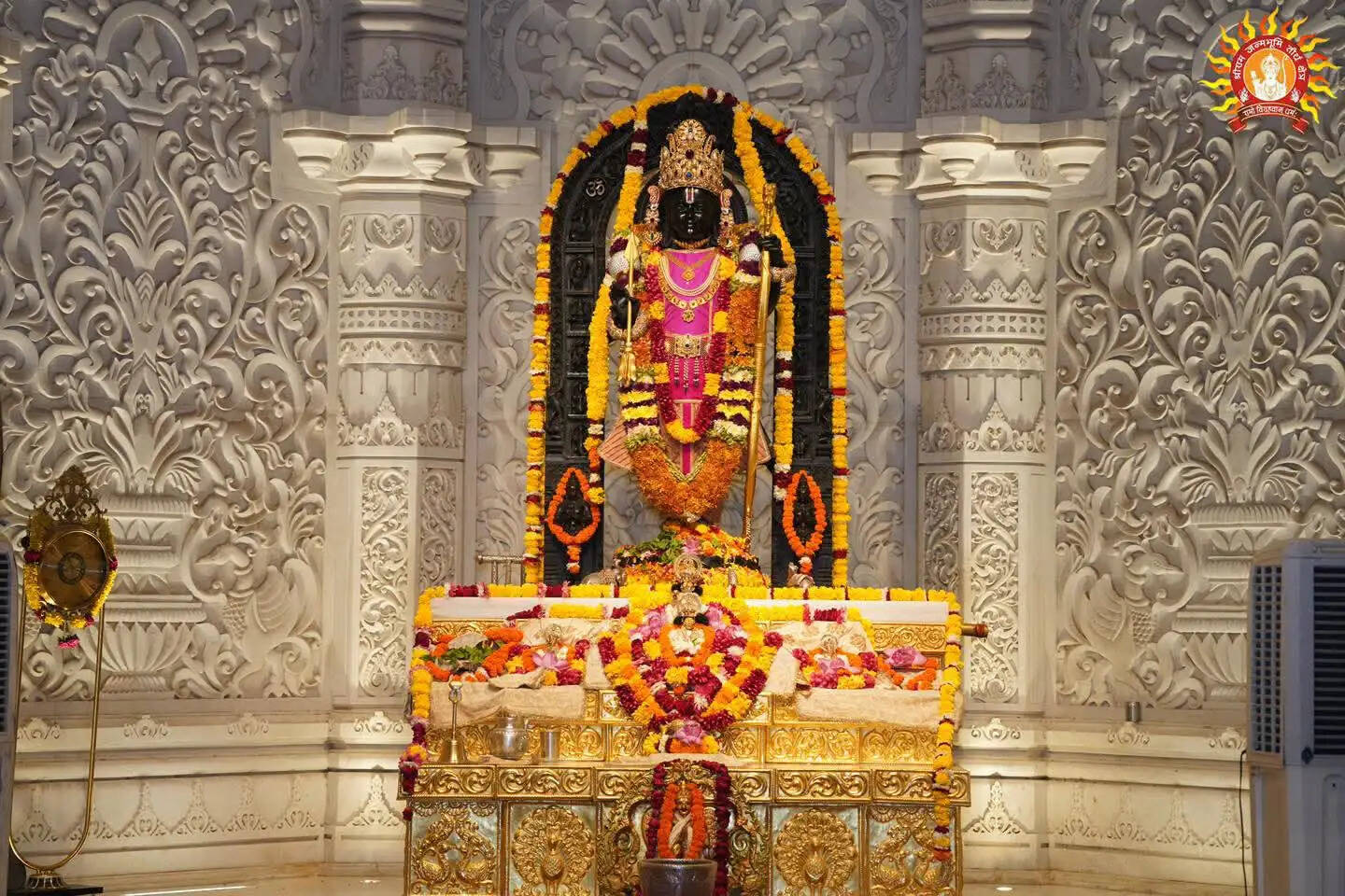 राम मंदिर के उत्तुंग शिखर पर लहरा रहा है अयोध्या का गौरवशाली राजध्वज सगर्व