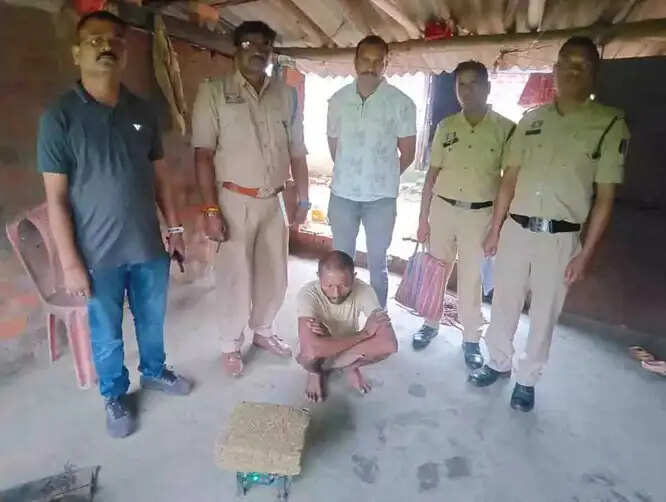 दो किलो से अधिक गांजा के साथ एक आरोपित गिरफ्तार