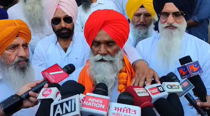 पाकिस्तान में गुरुद्वारों के दर्शन के लिए भारतीय श्रद्धालुओं का जत्था रवाना