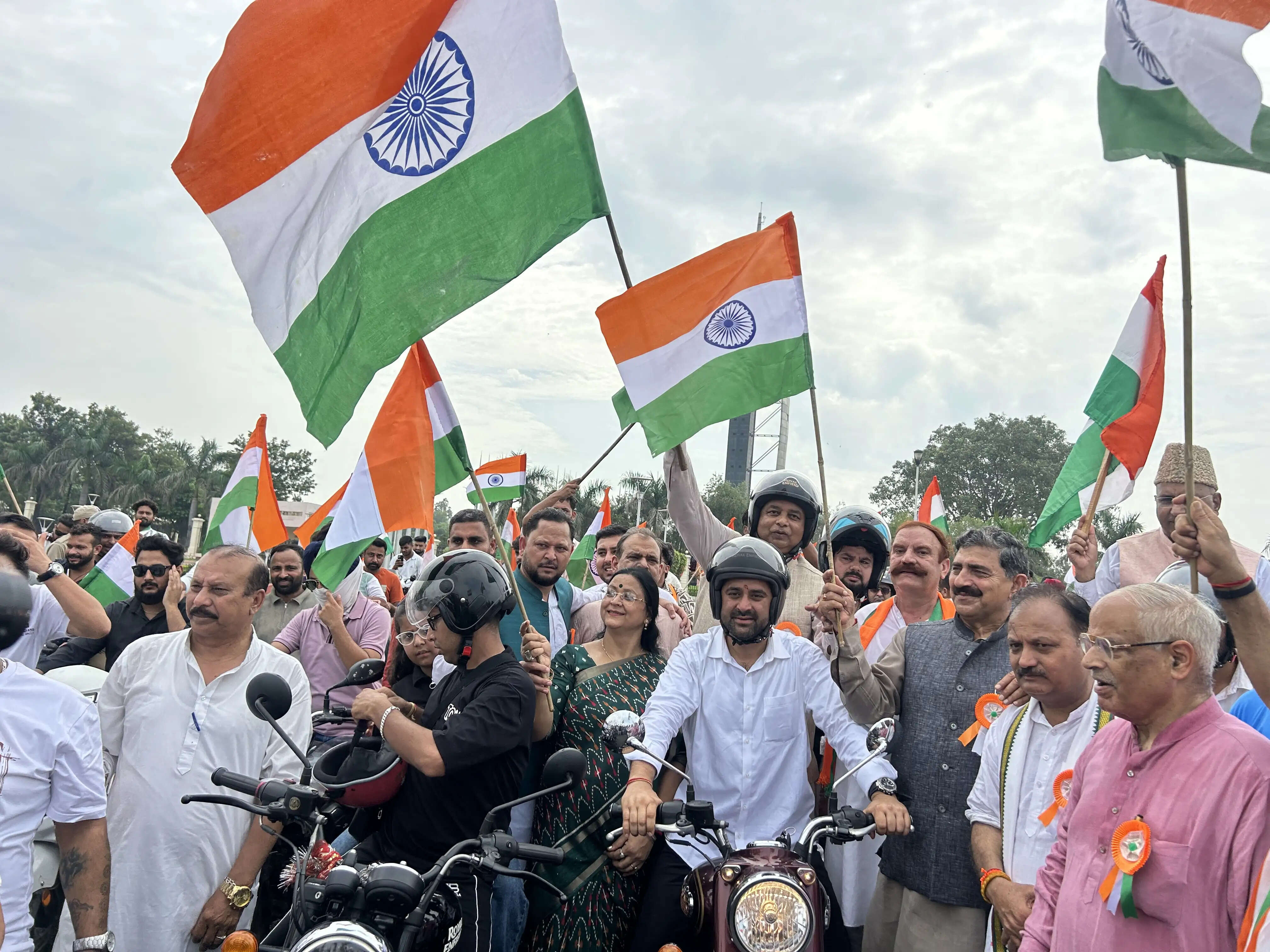 बलिदान स्तंभ से निकली भाजपा की तिरंगा बाइक रैली, देशभक्ति के नारों से गूंजा जम्मू