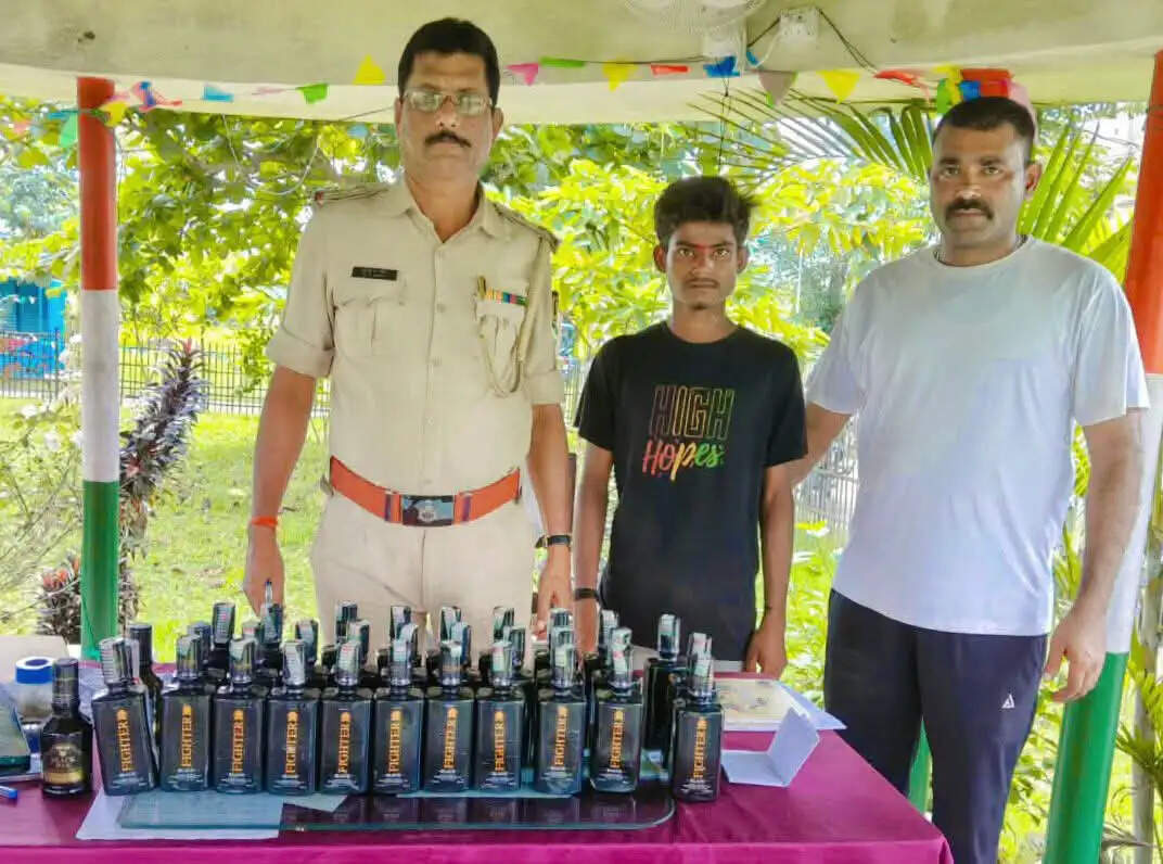 नेपाली तस्कर के पास से 33 बोतल शराब बरामद, कुआड़ी पुलिस ने की कार्रवाई