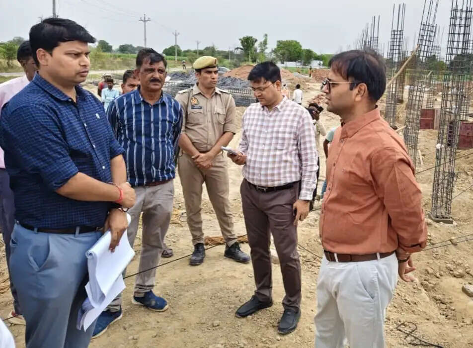 जिलाधिकारी ने किया 14 करोड़ 46 लाख से बन रहे राजकीय बालगृह का निरीक्षण