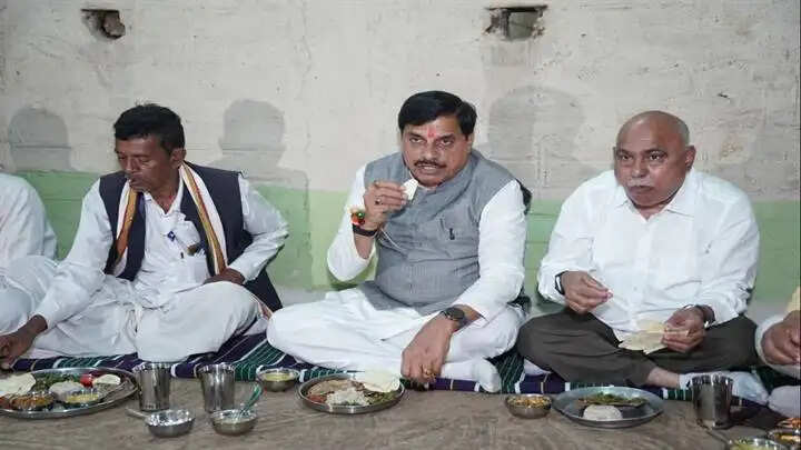 मप्रः मुख्यमंत्री डॉ. यादव ने हिल स्टेशन कुकरू में ग्रामीण परिवार के साथ किया रात्रि भोजन