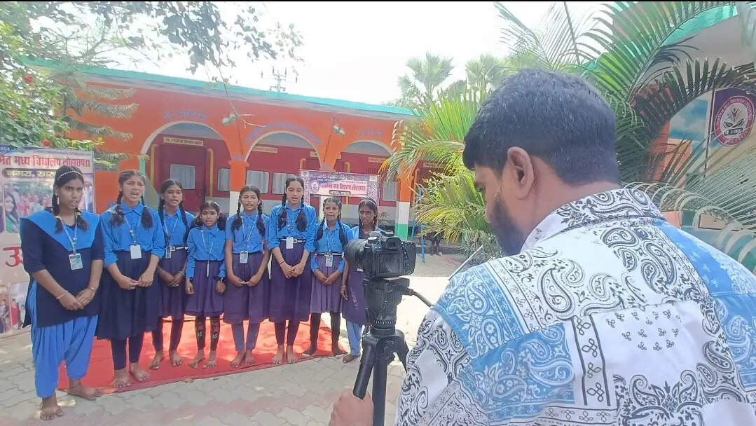 सारण के लोहा छपरा विद्यालय पर बन रही डॉक्युमेंटरी फिल्म