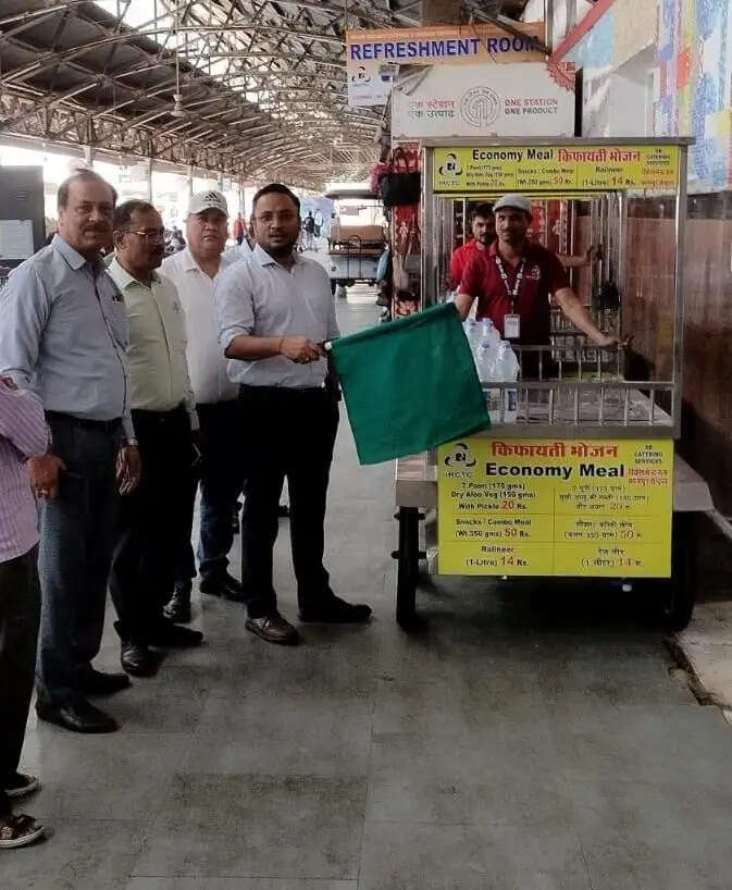 कानपुर सेंट्रल पर सामान्य श्रेणी यात्रियों को कोच तक मिलेगा इकॉनमी मील : अमित कुमार सिंह