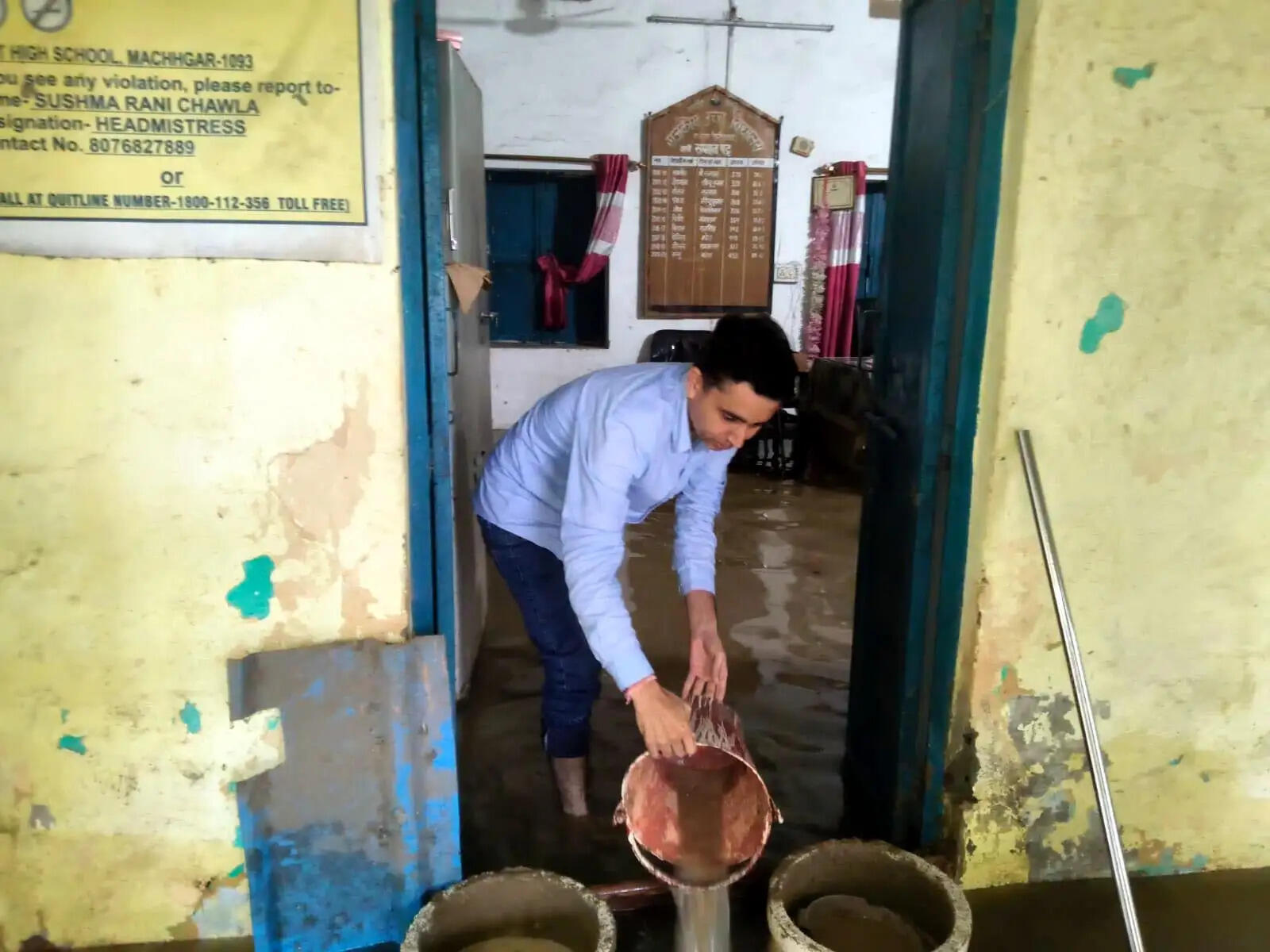फरीदाबाद में पढ़ाई छोड़ बाल्टी से पानी निकालने को मजबूर शिक्षक