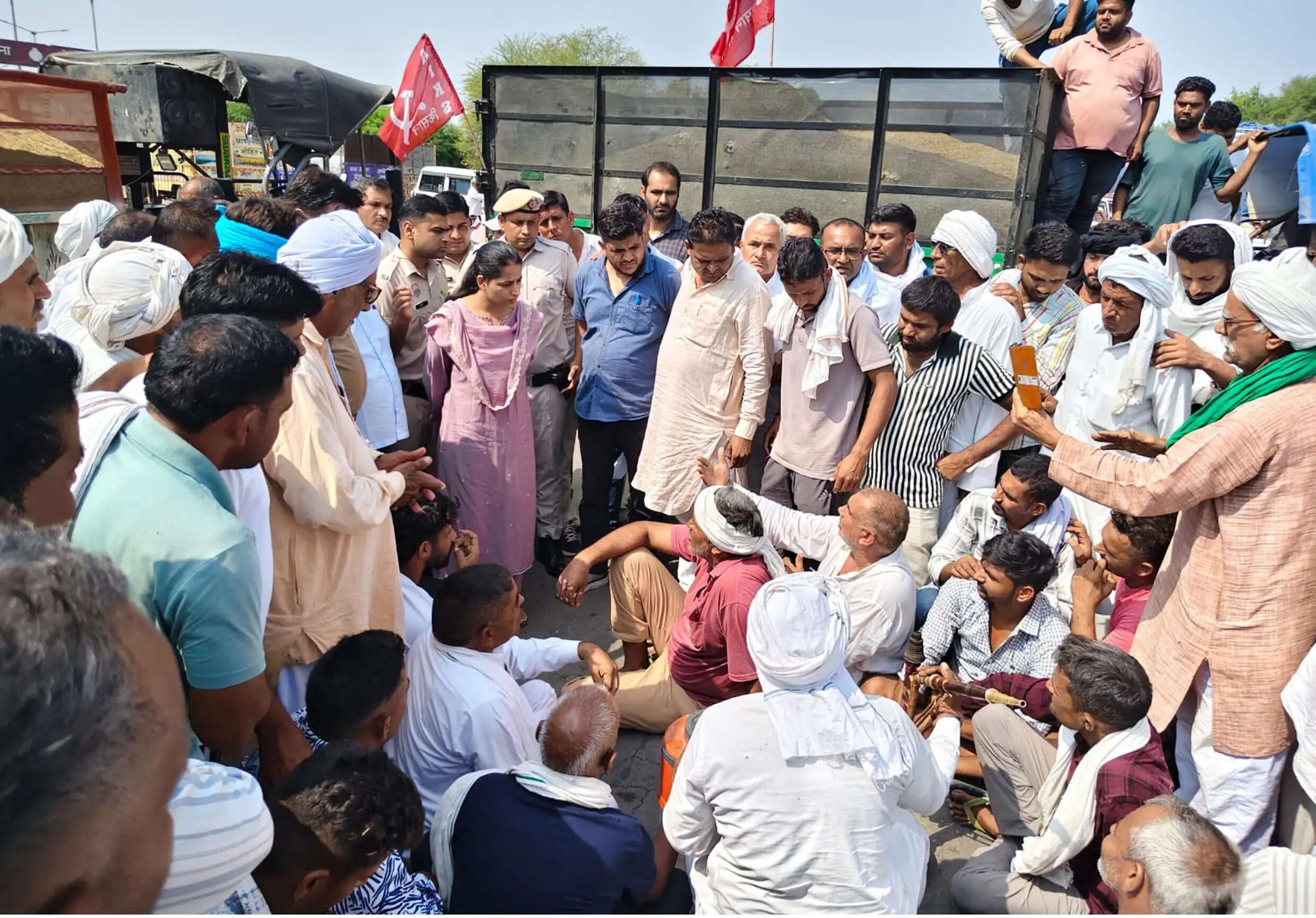 जींद : धान की खरीद नहीं होने से भड़के किसान,दिल्ली-पटियाला मार्ग पर लगाया जाम