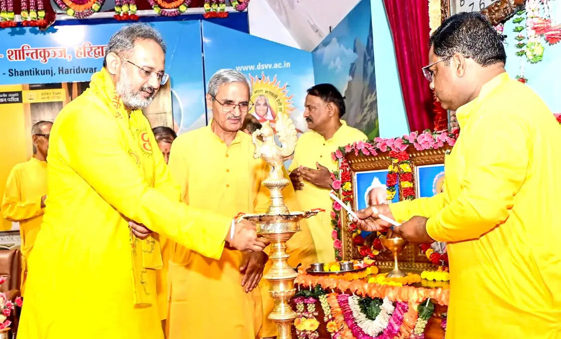 गुरु के बताए मार्ग पर चलना ही सौभाग्य का उदय: डॉ. चिन्मय