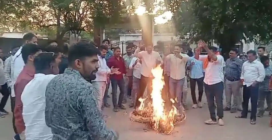 भाजयुमो ने खरगे का पुतला फूंका, बयान को लेकर जताया विरोध