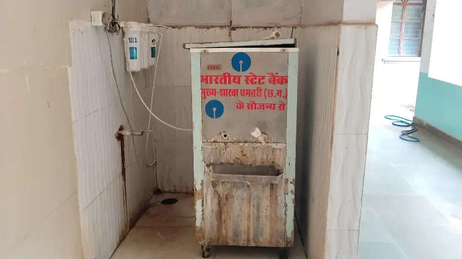 कलेक्ट्रेट परिसर में केवल एक वाटर कूलर से हो रही पेयजल आपूर्ति, लोग परेशान