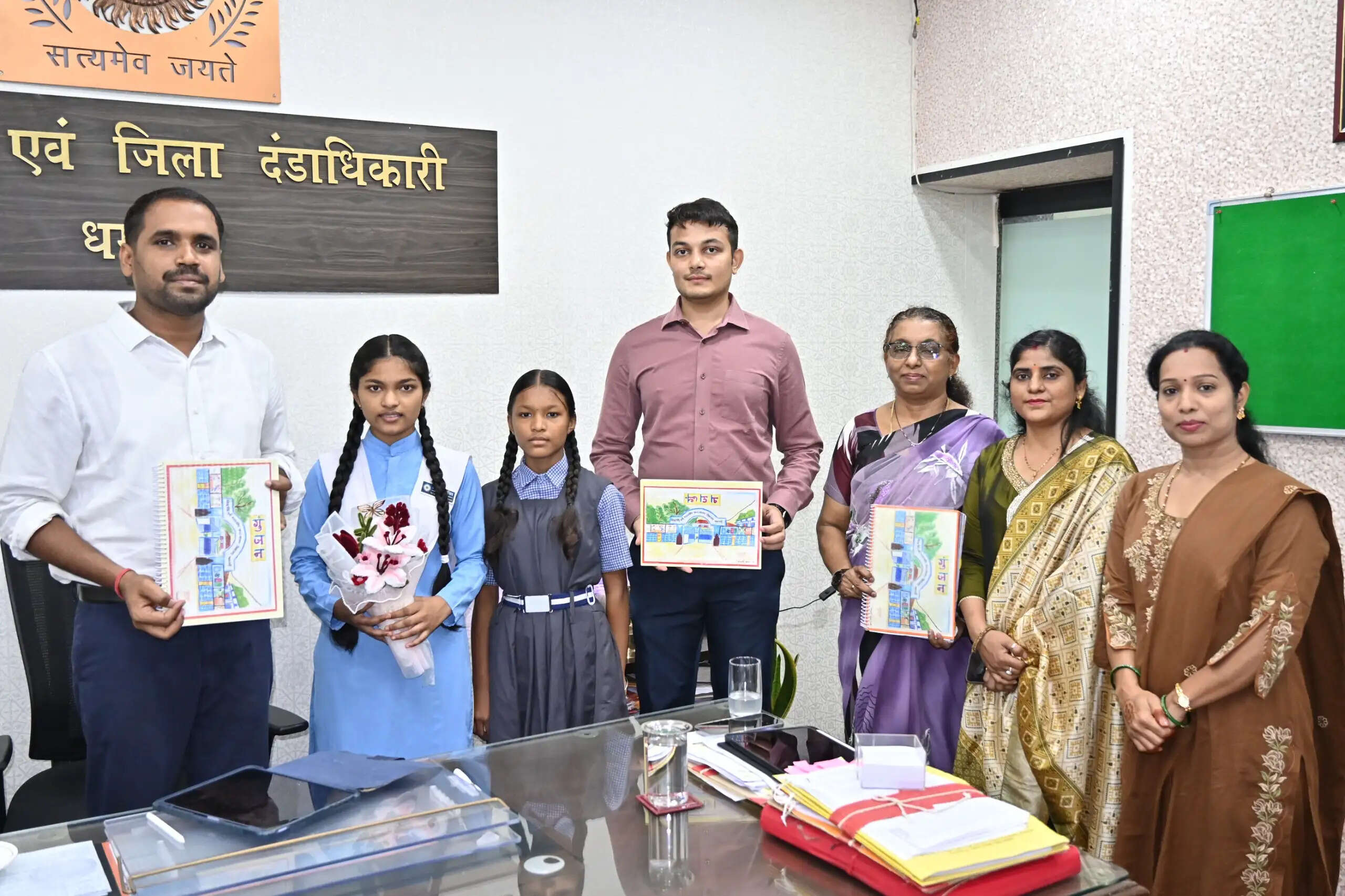 हस्तलिखित ‘गुंजन’ ने जगाई रचनात्मकता, बच्चों की प्रतिभा देख कलेक्टर मिश्रा ने की सराहना