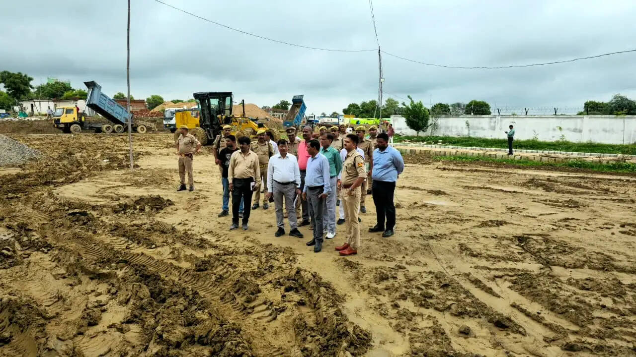 औरैया : निर्माणाधीन रिजर्व पुलिस लाइन का जिलाधिकारी-एसपी ने किया निरीक्षण