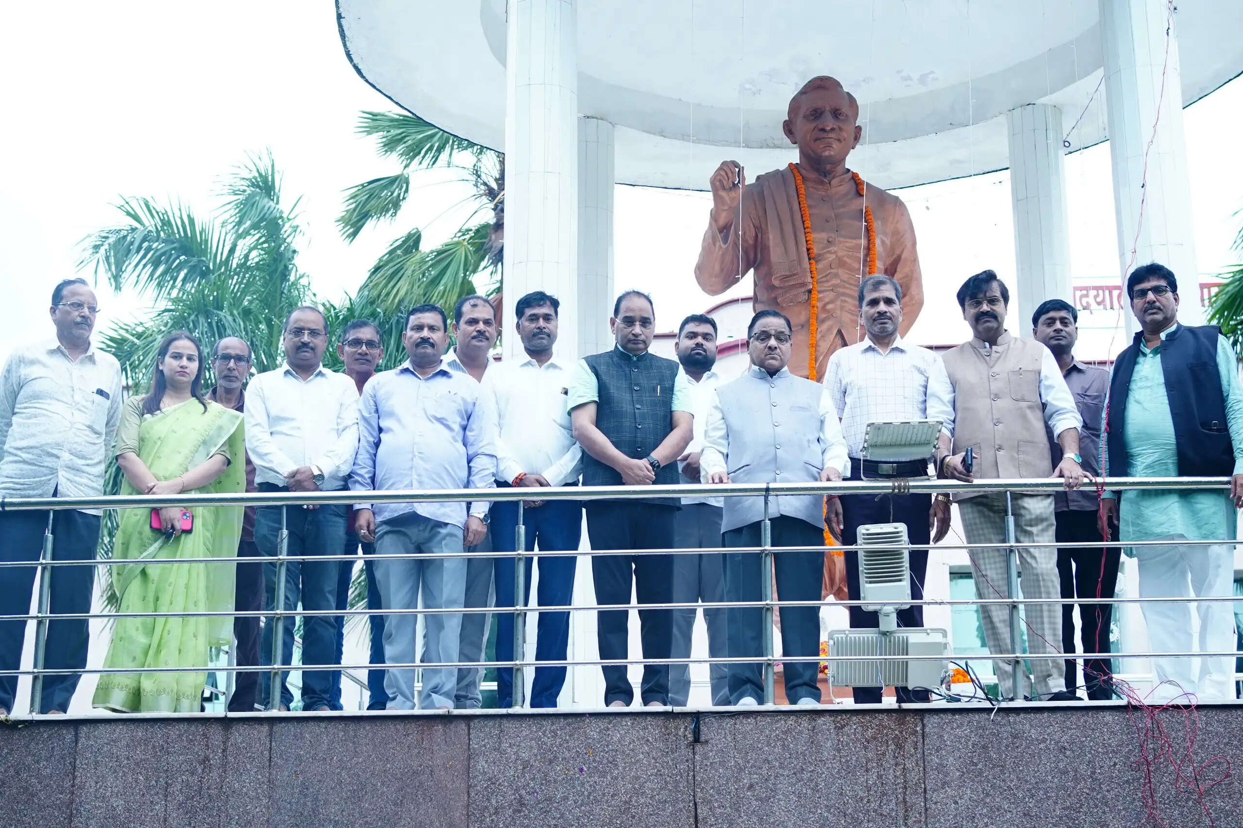 डीडीयू विश्वविद्यालय में मनाई गई पं. दीनदयाल उपाध्याय की जयंती, कुलपति ने अर्पित किया श्रद्धासुमन