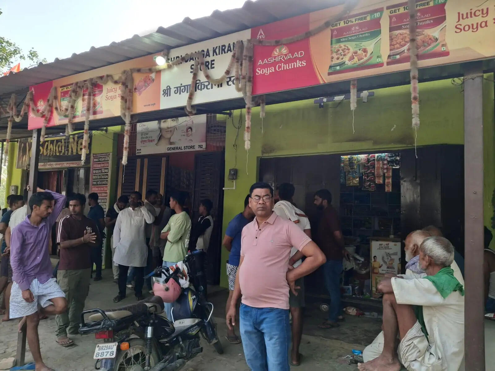 रघुनाथपुर में किराना दुकान में भीषण चोरी, सीसीटीवी&nbsp;तोड़कर ले गए लाखों का सामान