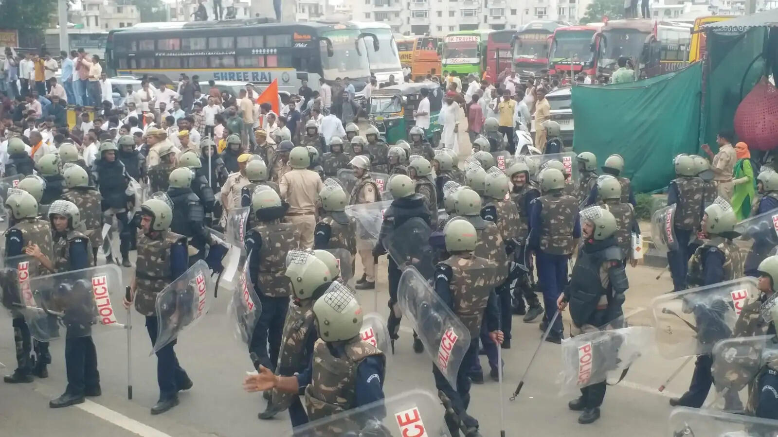 करणी सेना का कलेक्ट्रेट कूच: वाटर कैनन और लाठीचार्ज के बीच राष्ट्रपति के नाम सौंपा ज्ञापन