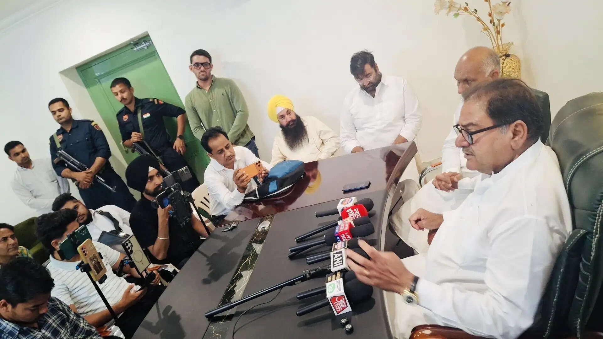 सिरसा: किसानों पर थोपी शर्तों को वापस ले सरकार: अभय चौटाला