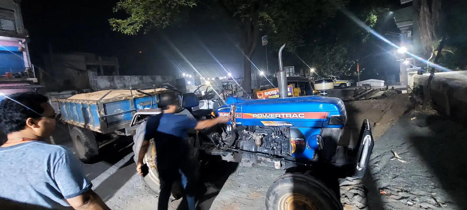 बालू लदा ट्रैक्टर और गिट्टी लदा टीप ट्रेलर धराया, प्राथमिकी दर्ज