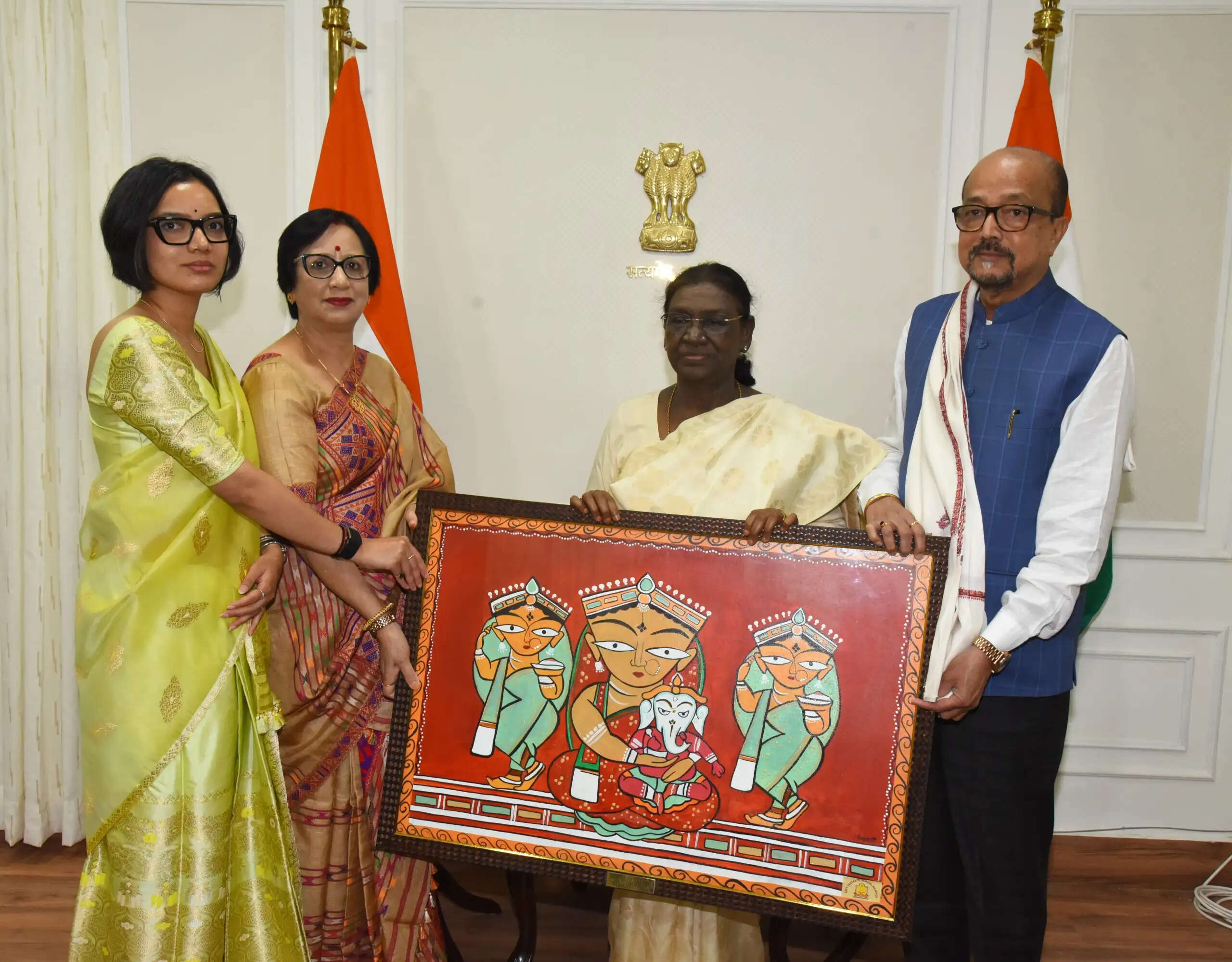 राष्ट्रपति&nbsp;द्रौपदी मुर्मु को राज्यपाल&nbsp;रमेन डेका ने भेंट की पहाड़ी मैना&nbsp;की प्रतिकृति