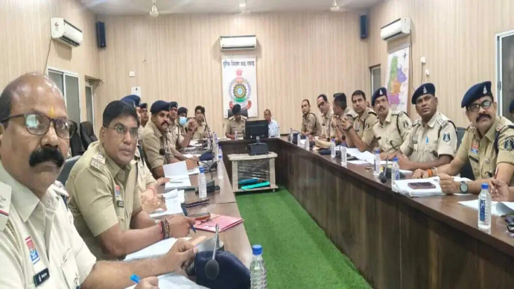 रायगढ़ पुलिस की अपराध समीक्षा बैठक, लंबित मामलों के त्वरित निराकरण के निर्देश
