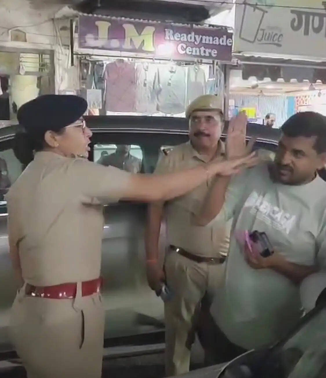गाड़ी खड़ी करने को लेकर विवाद, ट्रैफिक सीओ ने वकील को मारा थप्पड़; सड़क पर उतरे वकील