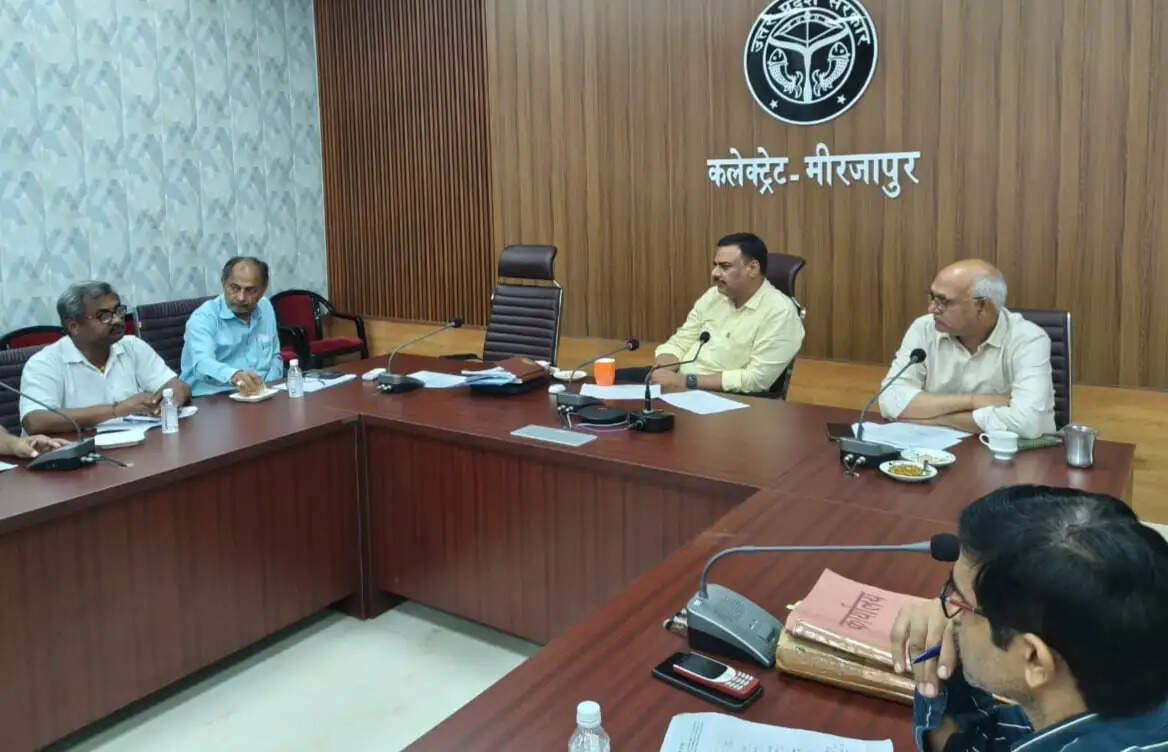 मीरजापुरः खाद्य पदार्थों के 58 नमूने मानक के विपरीत, 34 दुकानदारों पर 4.85 लाख जुर्माना