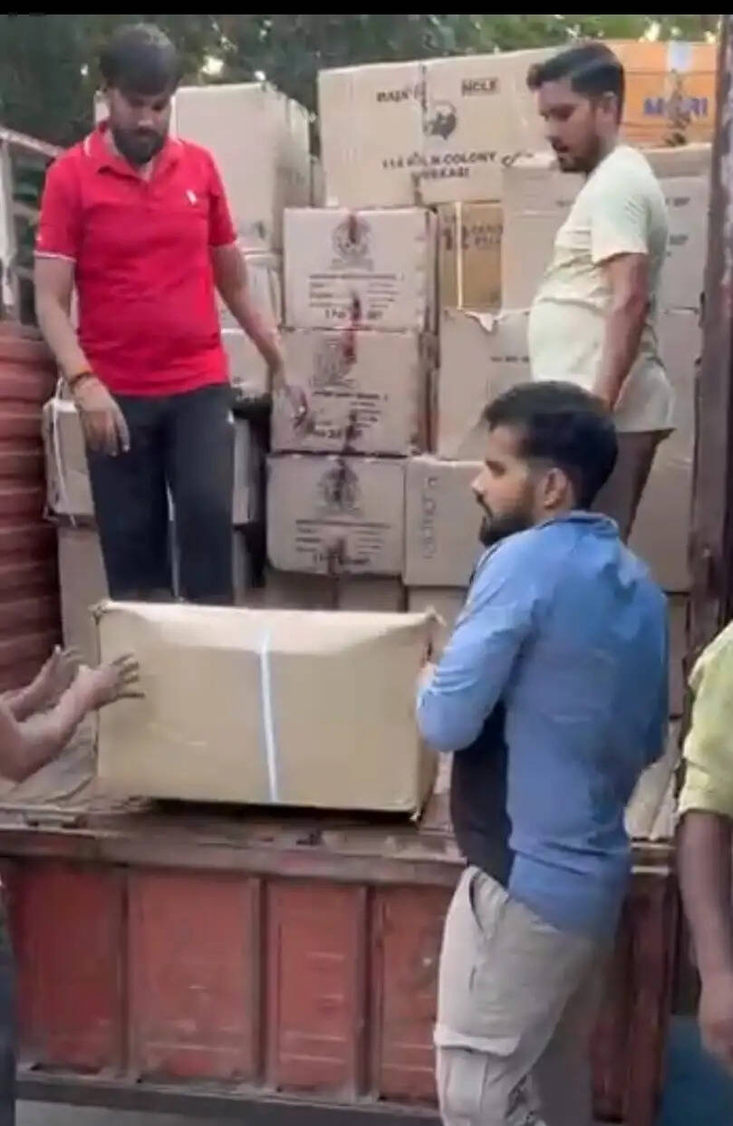 फरीदाबाद : अवैध पटाखों के भंडारण पर पुलिस की कार्रवाई, गोदाम से 7270 किलोग्राम पटाखे बरामद