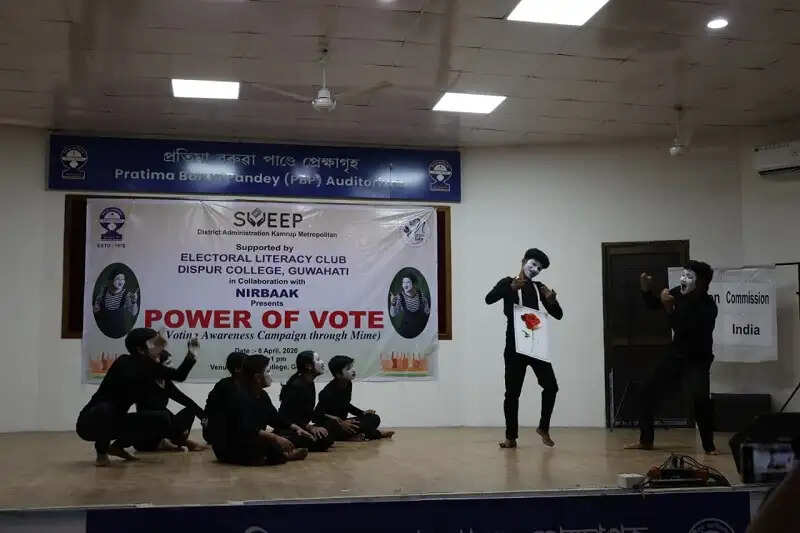 मतदाताओं में जागरूकता बढ़ाने के लिए मतदान की शक्ति पर मूक अभिनय आयोजित