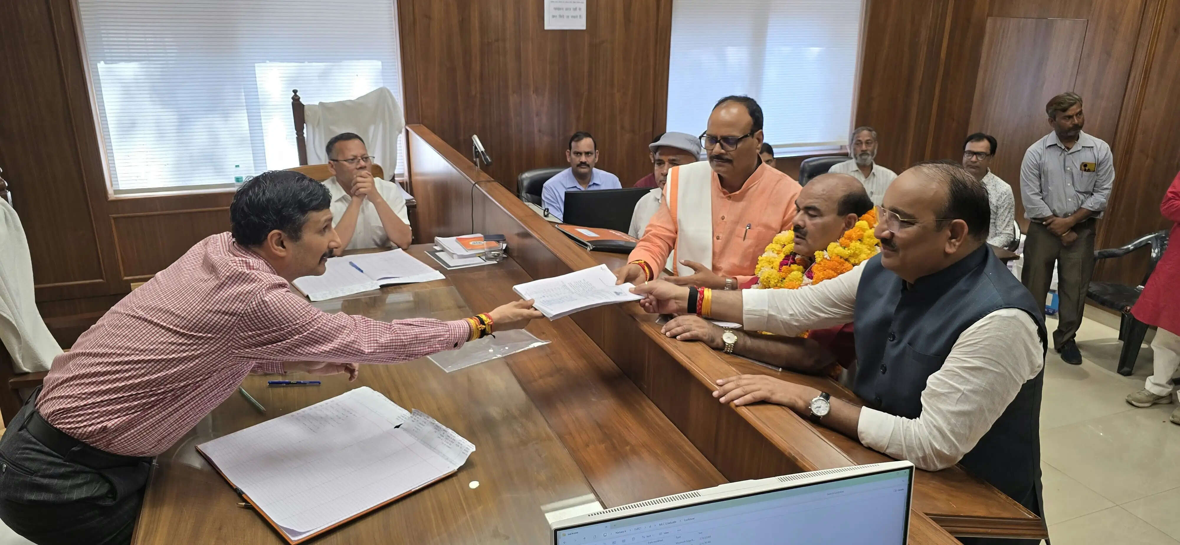 एमएलसी चुनाव : लखनऊ खंड स्नातक और शिक्षक निर्वाचन क्षेत्र के लिए भाजपा प्रत्याशियों ने दाखिल किया नामांकन