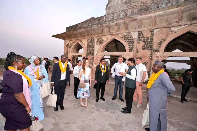 ब्रिक्स देशों के कृषि मंत्री और अधिकारियों ने किया ऐतिहासिक स्थल मांडू का भ्रमण