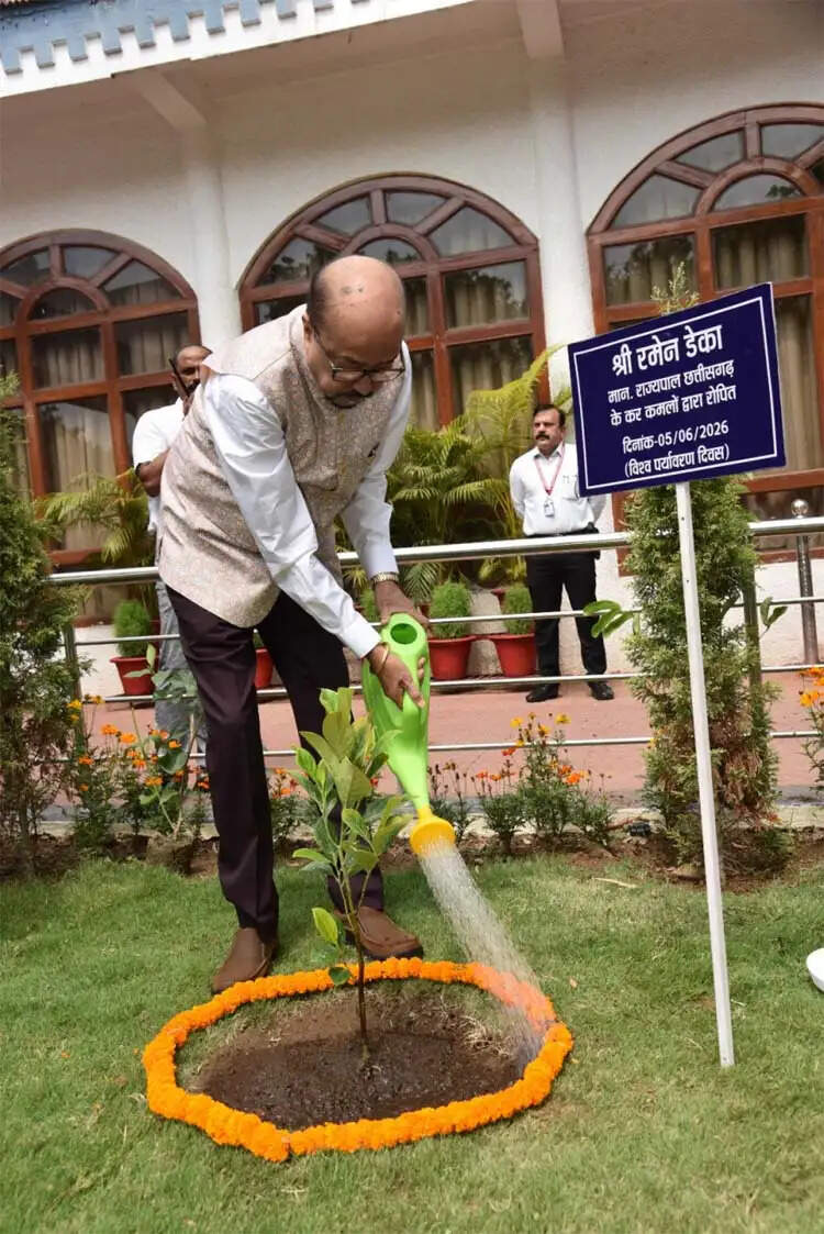 विश्व पर्यावरण दिवस के अवसर पर राज्यपाल डेका ने लगाए पौधे
