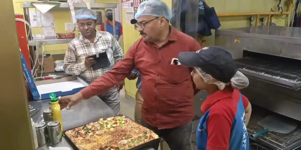 खाद्य सुरक्षा विभाग की छापेमारी, पिज़्ज़ा स्टोर्स से लिए गए सैंपल