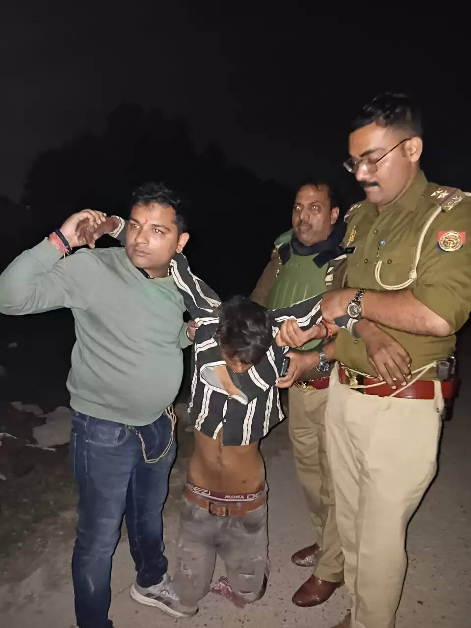 दुष्कर्म का आरोपित पुलिस मुठभेड़ में घायल, पैर में गोली लगने के बाद दबोचा गया