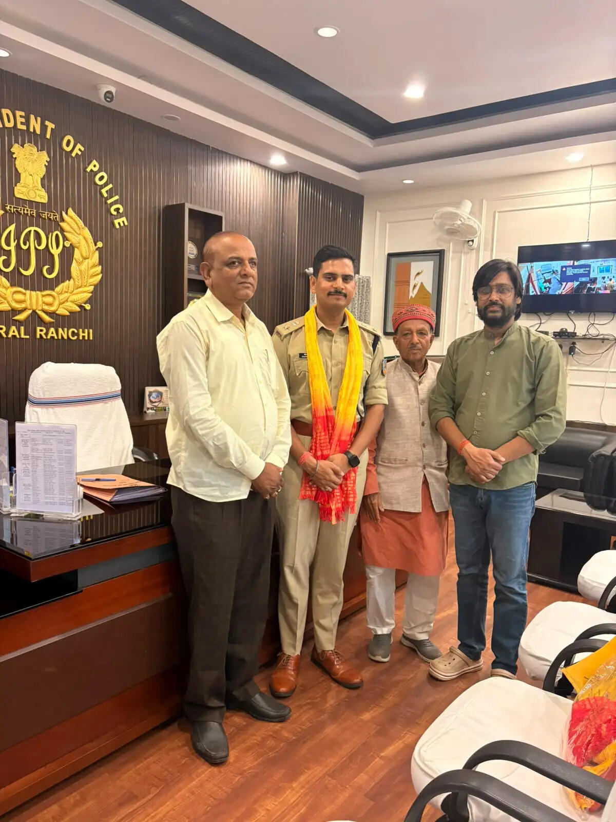 समिति ने ग्रामीण एसपी से मुलाकात कर दुर्गा पूजा के आयोजन को लेकर की चर्चा