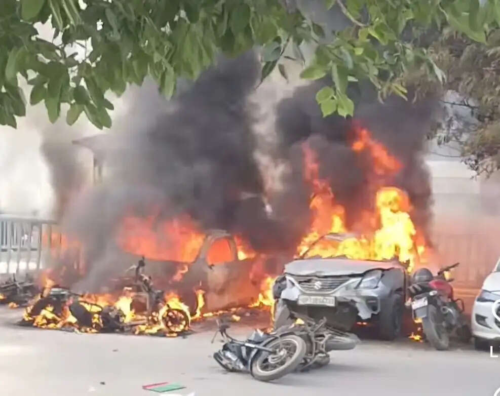 (लीड) वेतन बढ़ाने को लेकर नाेएडा में श्रमिकों का उपद्रव, कई वाहनों और फैक्टरियों में की तोड़फोड़ व आगजनी, कई हिरासत में