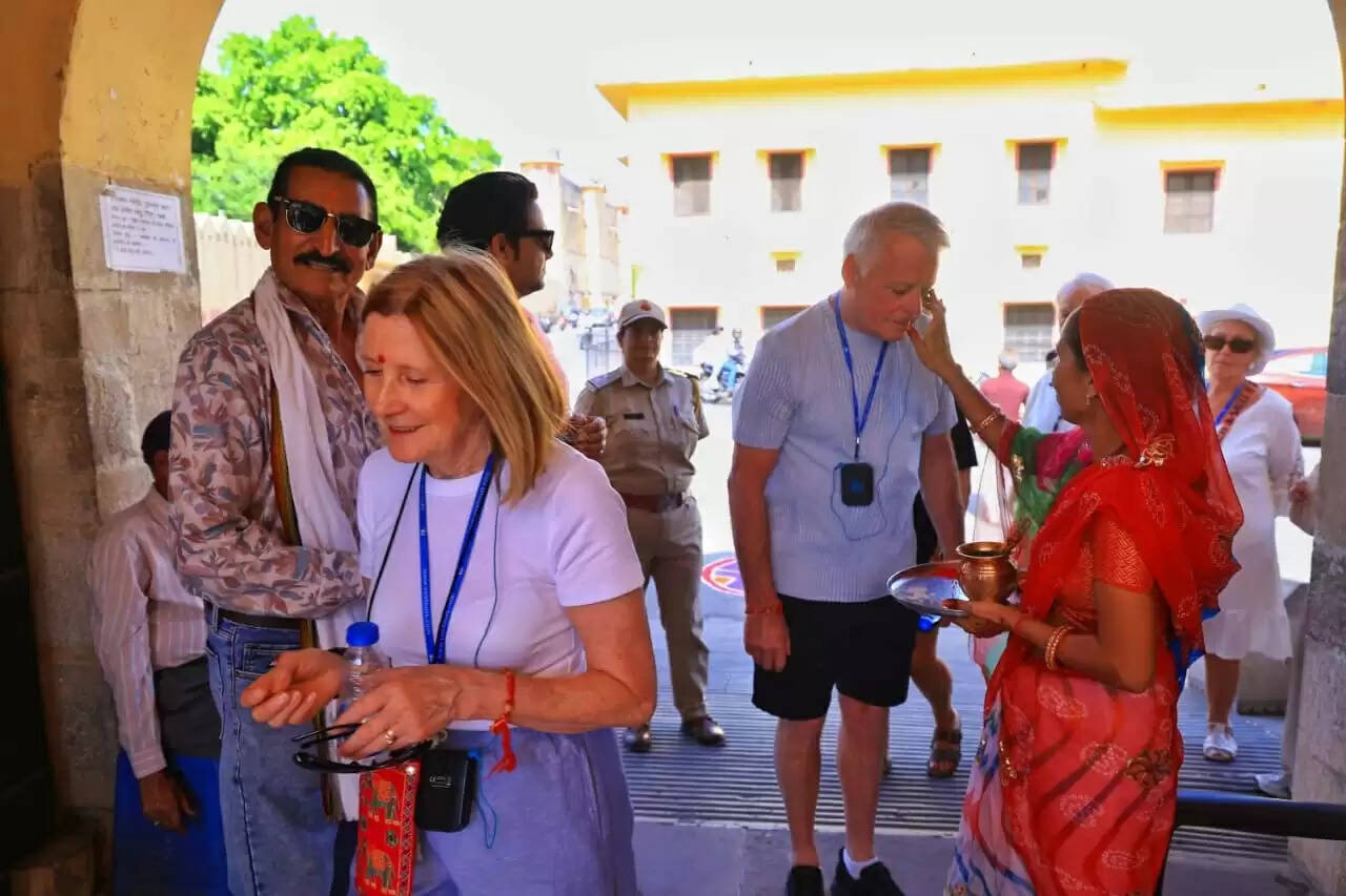 विश्व धरोहर दिवस: जयपुर के स्मारकों में सैलानियों का किया राजस्थानी अंदाज में स्वागत