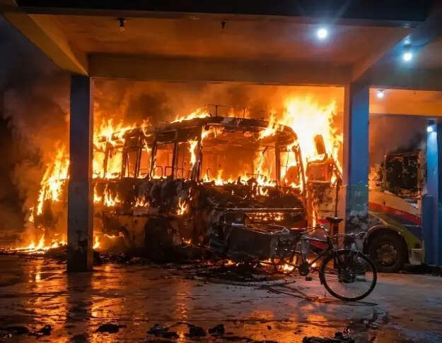 मेदिनीपुर सेंट्रल बस स्टैंड पर भीषण आग, कई बसें जलकर राख