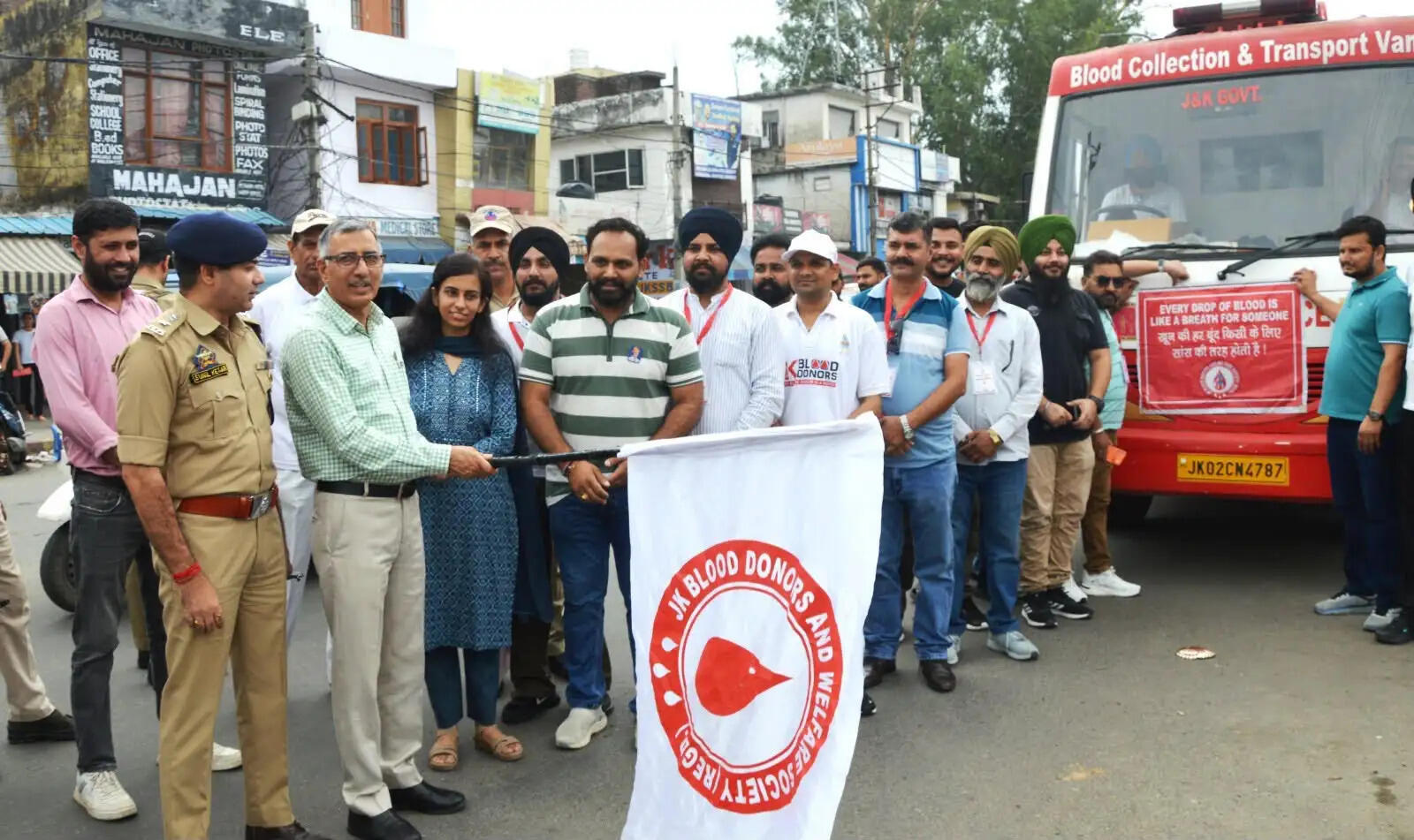 दूरदराज इलाकों तक पहुंचेगी जीवनदायिनी सेवा-डीसी कठुआ ने ब्लड कलेक्शन वैन को दिखाई हरी झंडी