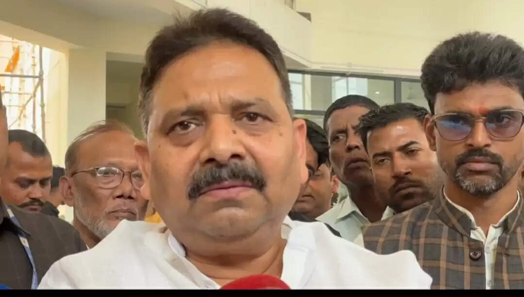 चुनार रेलवे हादसे पर मंत्रियों का दौरा : मृतकों के परिजनों को दो-दो लाख की सहायता राशि की घोषणा