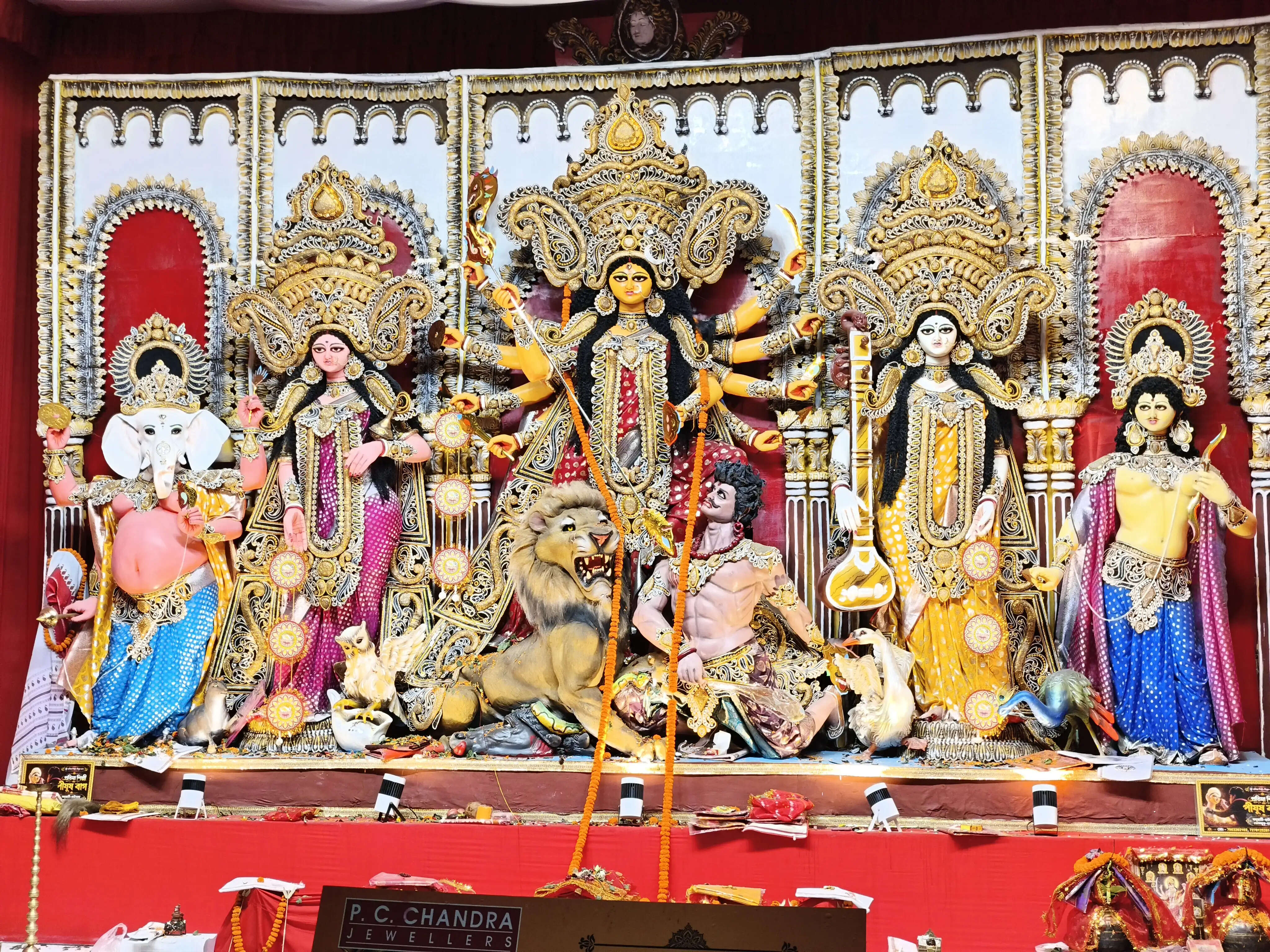 गुवाहाटी में महाअष्टमी की धूम: पांडालों में उमड़े भक्त, संधि पूजा और कुमारी पूजा से गूंजा असम
