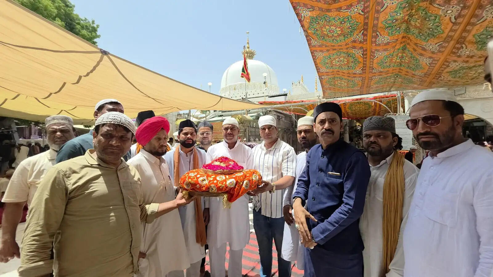मोदी सरकार के सफलतम 12 वर्ष पूर्ण होने पर सीताराम मंदिर में किया हवन और आरती, दरगाह में पेश की गई चादर