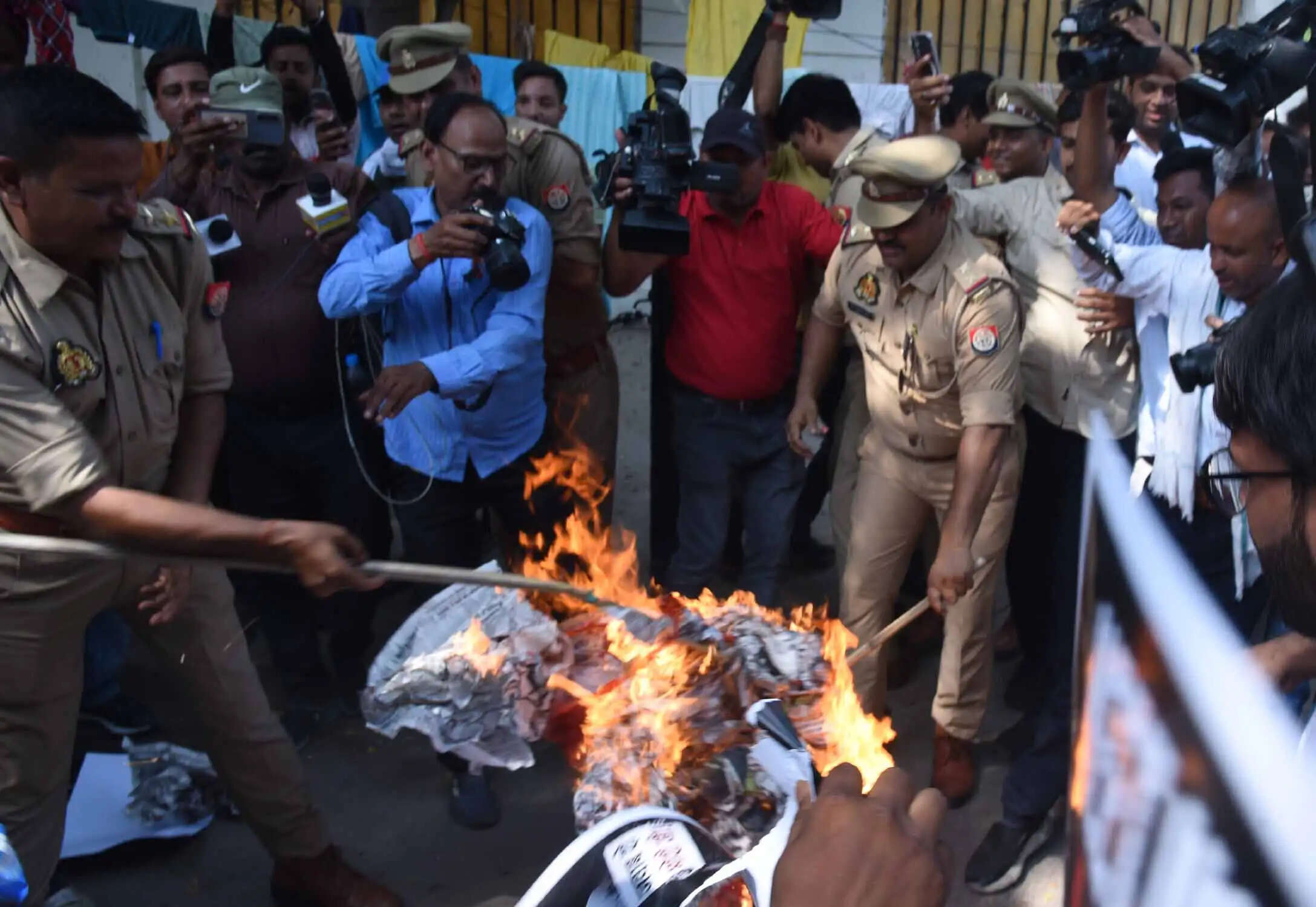 नीट परीक्षा विरोध प्रदर्शन मामले में आपराधियों को छोड़कर किसी पर नहीं होगी कार्रवाई
