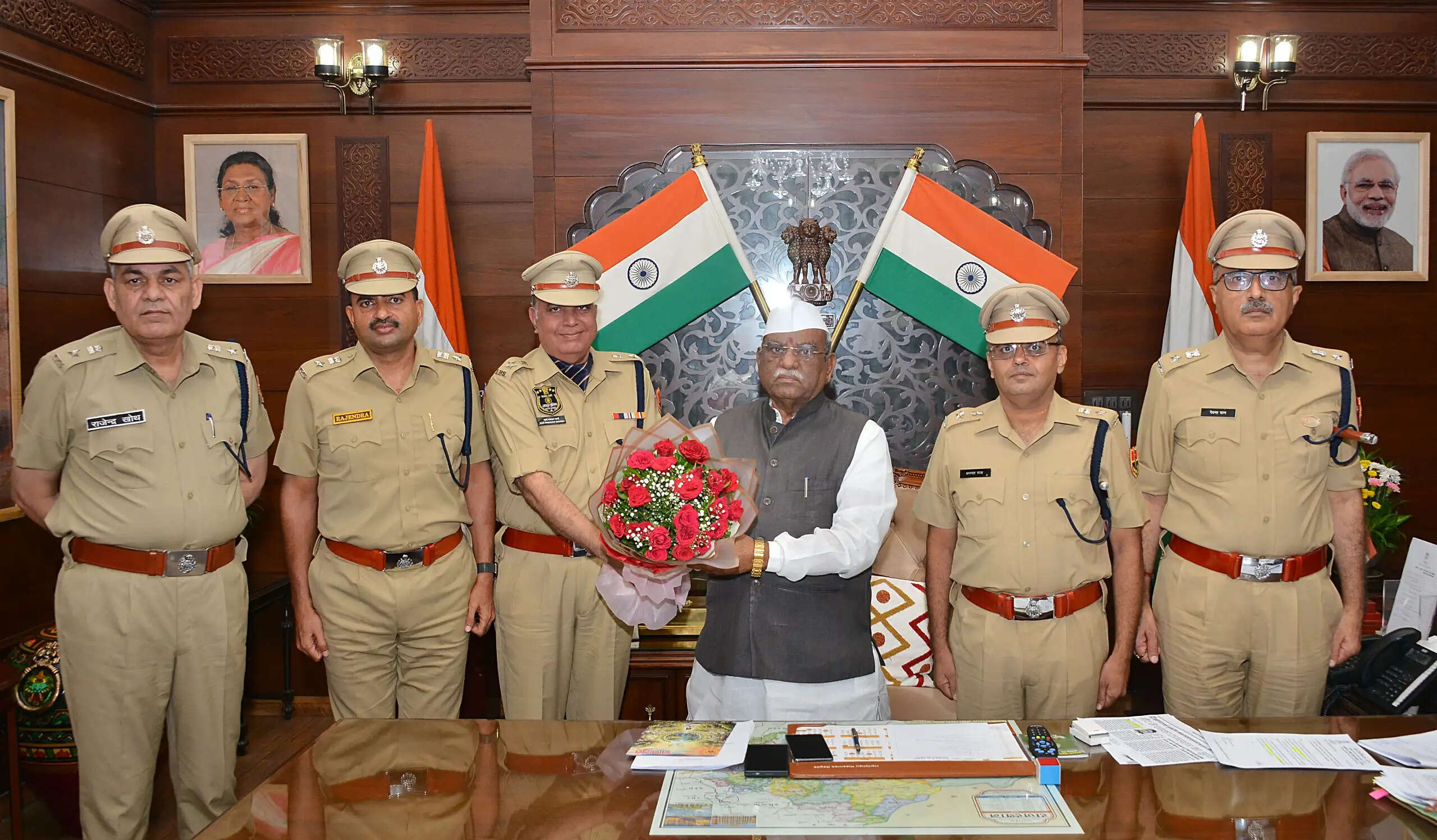 भारतीय पुलिस सेवा में नव पदोन्नत अधिकारियों ने की राज्यपाल से मुलाकात