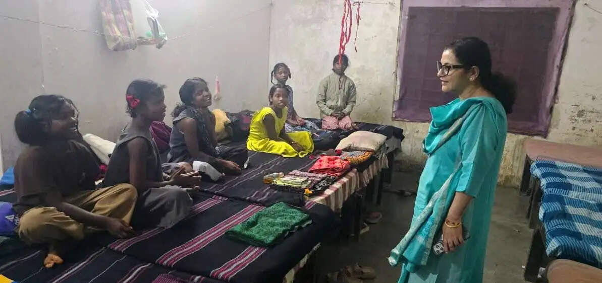 देर रात में छात्रावास पहुंचीं कलेक्टर, छात्राओं से हिंदी-अंग्रेजी की किताबें पढ़वाकर परखा पठन कौशल