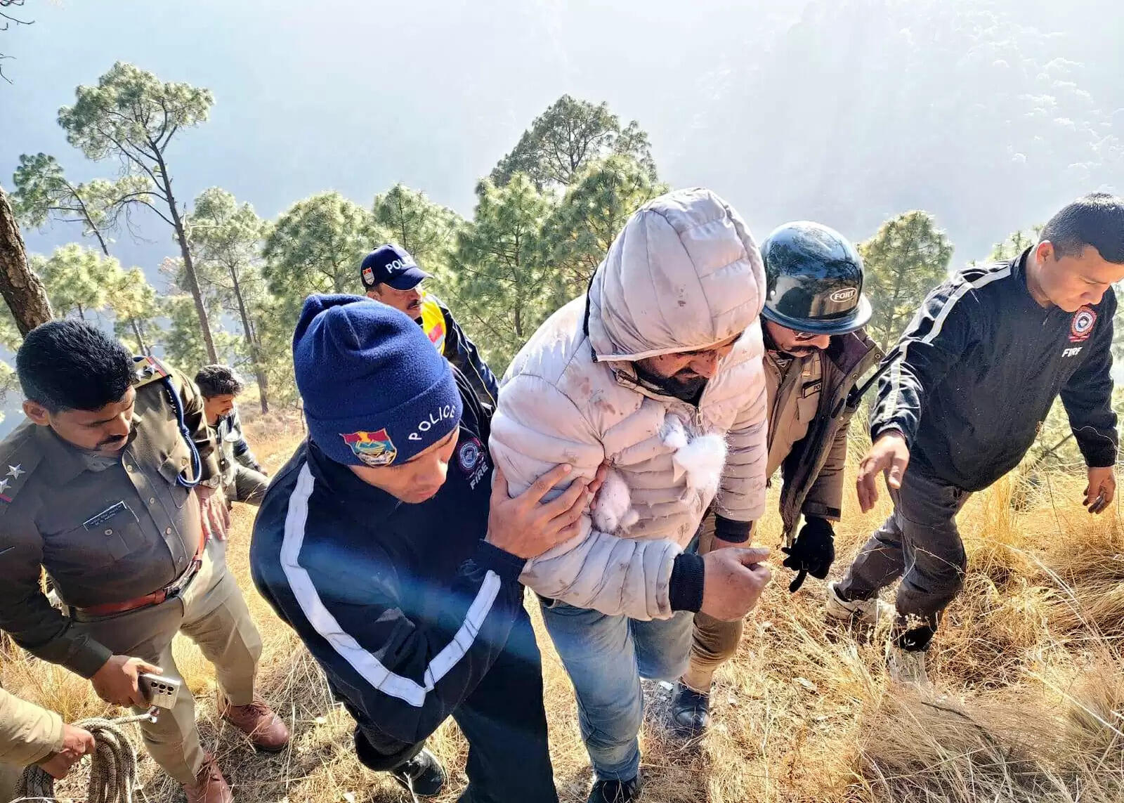 तल्लीताल पुलिस ने स्कूटी सहित खाई में गिरे युवक की बचाई जान