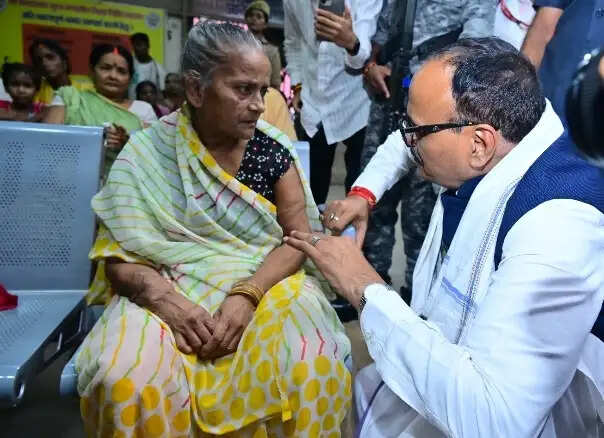 वाराणसी के मंडलीय चिकित्सालय का उपमुख्यमंत्री ब्रजेश पाठक ने किया औचक निरीक्षण