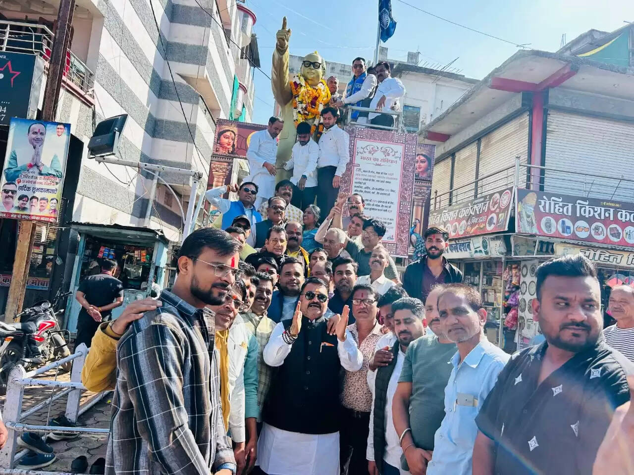 राजगढ़ः डाॅ.अम्बेडकर की प्रतिमा पर मंत्री पंवार सहित कार्यकर्ताओं ने अर्पित की पुष्पांजलि