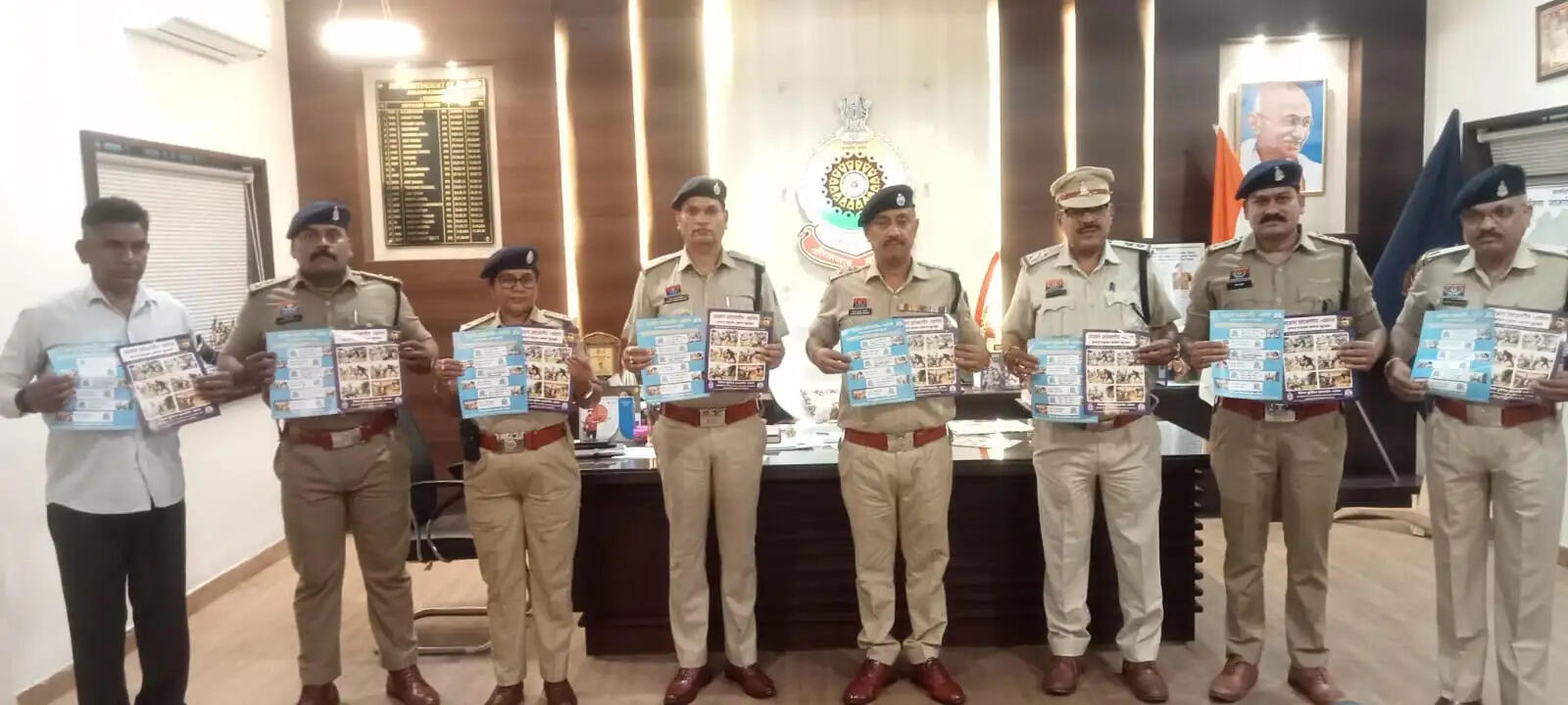 जांजगीर-चांपा पुलिस ने ठगी रोकने जागरूकता अभियान शुरू किया, एसपी पाण्डेय ने किया पोस्टर का विमोचन