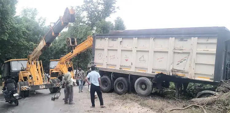स्टेरिंग जाम होते ही बेकाबू हुआ 18 टायर डंपर, पेड़ तोड़ खाई में जा घुसा